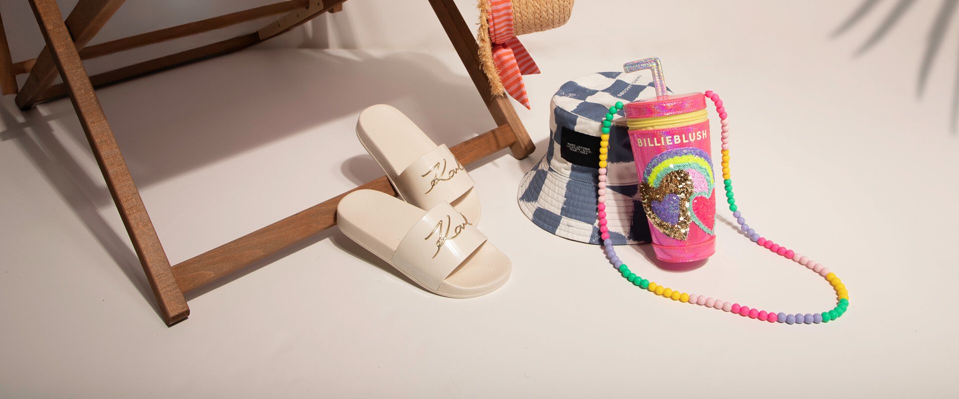 Accessoires d'été — panier, casquette, lunettes sur feuilles tropicales